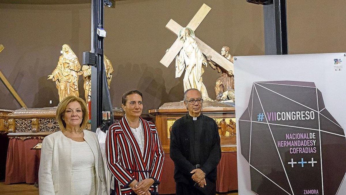 La consejera de Cultura y Turismo y la presidenta de la Junta Pro Semana Santa de Zamora, ayer en la presentación.-ICAL