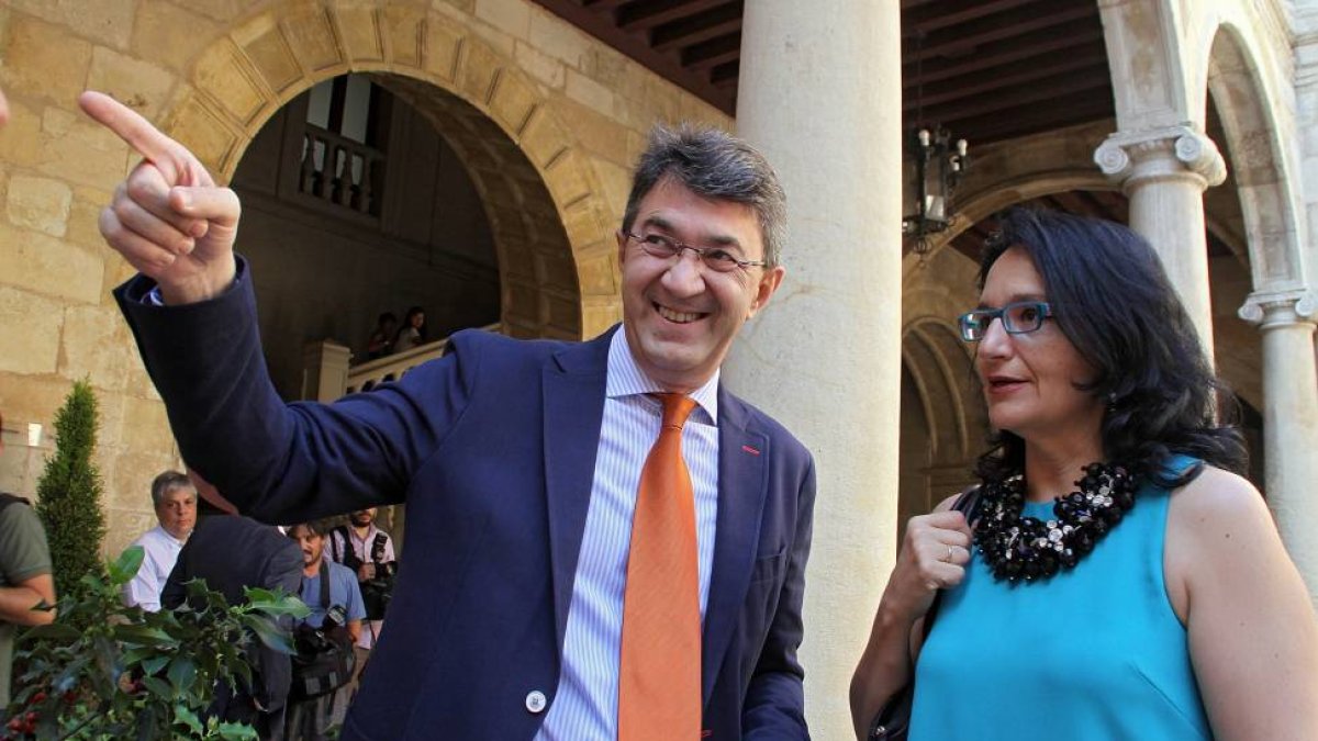 El presidente de la Diputación, Juan Martínez Majo, y la subdelegada del Gobierno en León, Teresa Mata, firman el protocolo de colaboración para llevar a cabo la mejora de los cuarteles de la Guardia Civil en la provincia-ICAL