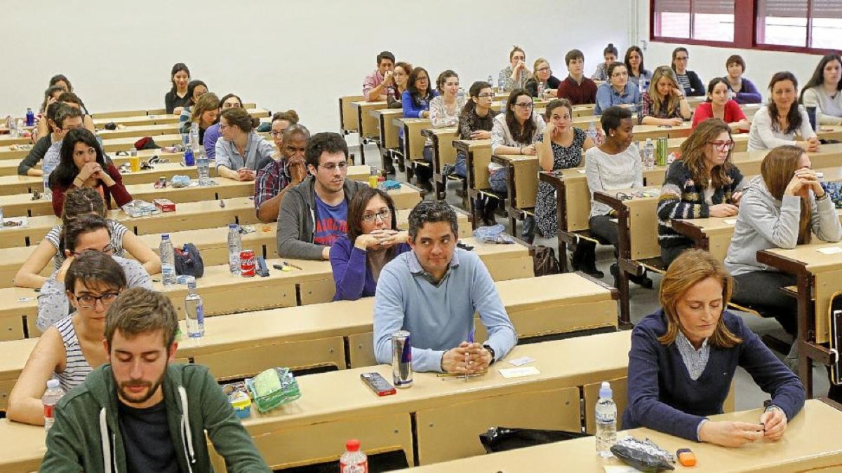Estudiantes de la Universidad de Valladolid ante uno de los exámenes.-J. M. LOSTAU