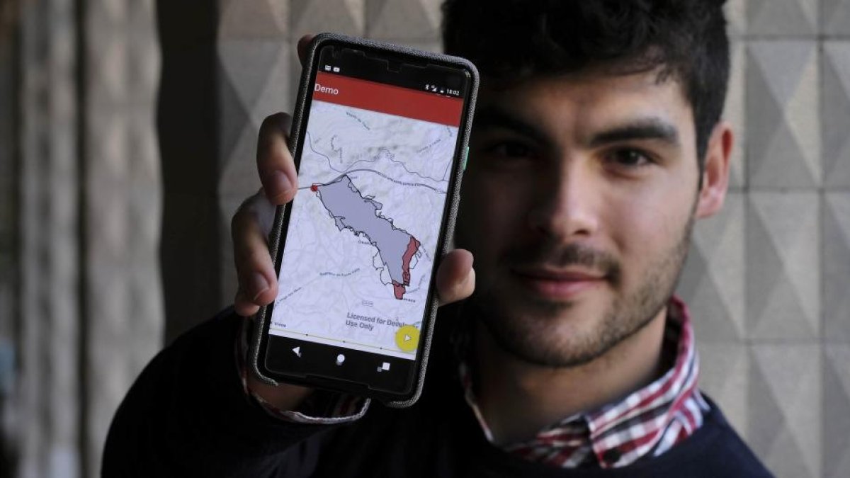 Alejandro Hernández, estudiante de Ingeniería Informática de la Universidad de Salamanca, muestra la aplicación para el acceso a un servidor de simulación de incendios.-ENRIQUE CARRASCAL