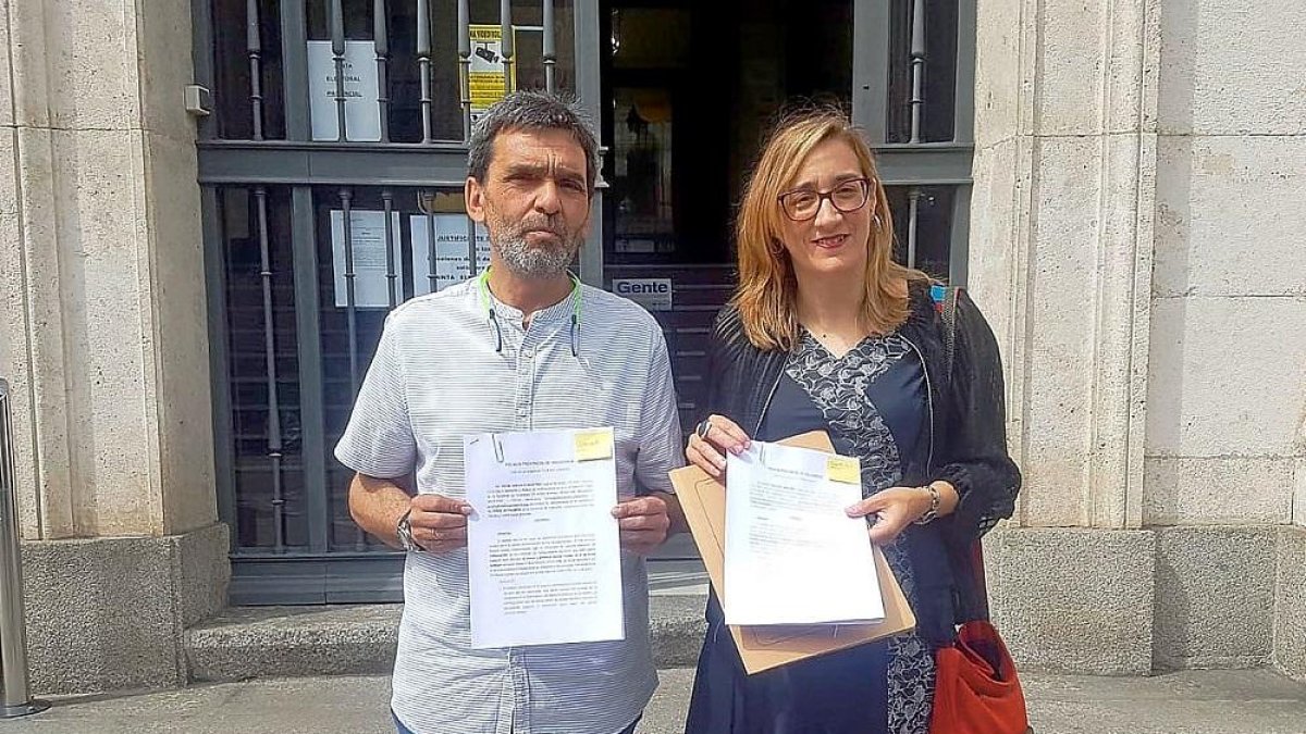 José María Bernardo y Rocío Anguita tras presentar la denuncia.-EL MUNDO