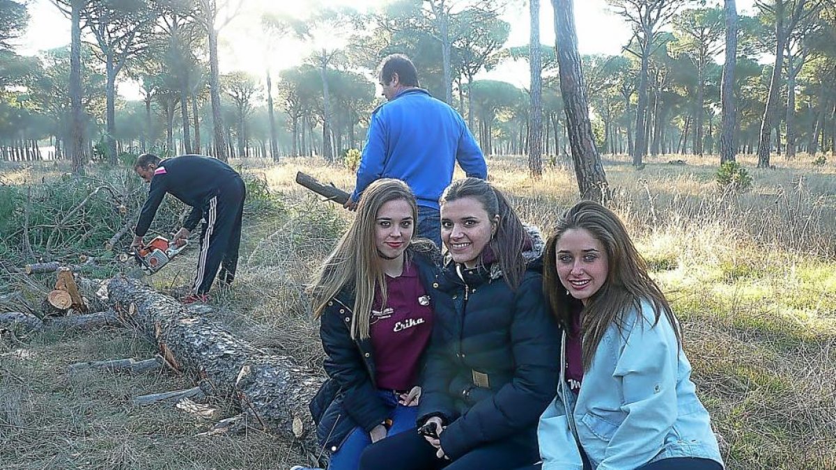 Claudia (centro), María (dcha) y Erika (izda), reina y damas de las fiestas junto al Mayo recién cortado.-A. RECIO