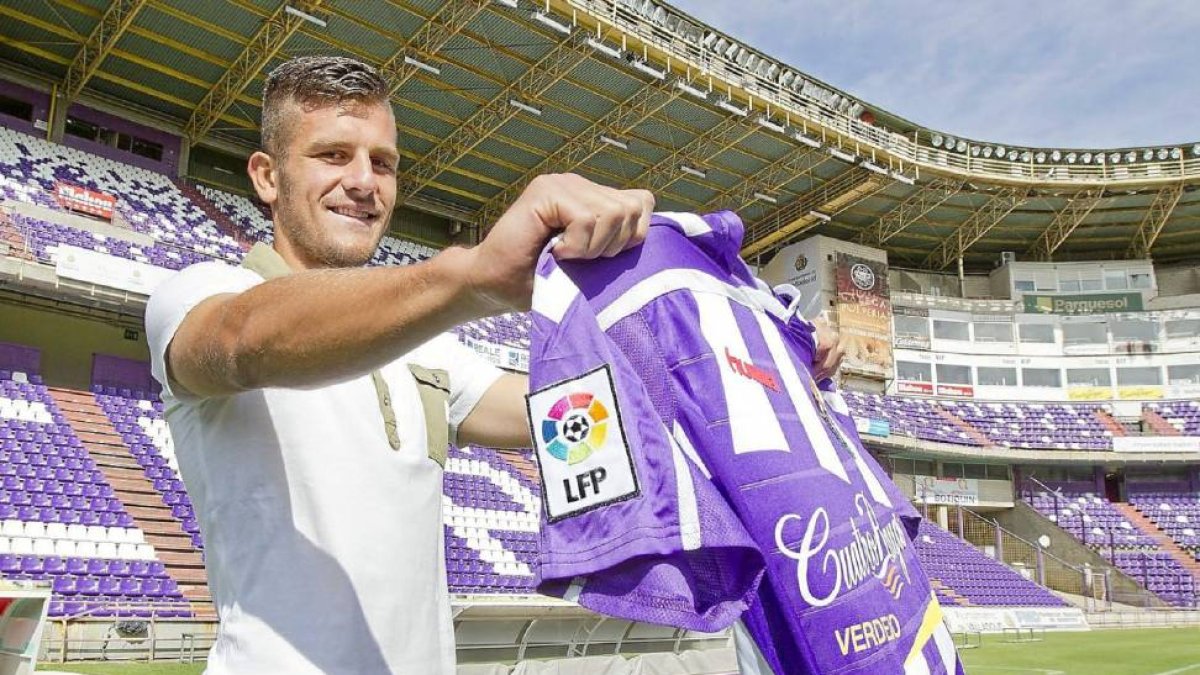 Diego Rubio luce sobre el césped del estadio José Zorrilla con su nueva camiseta.-J. M. Lostau