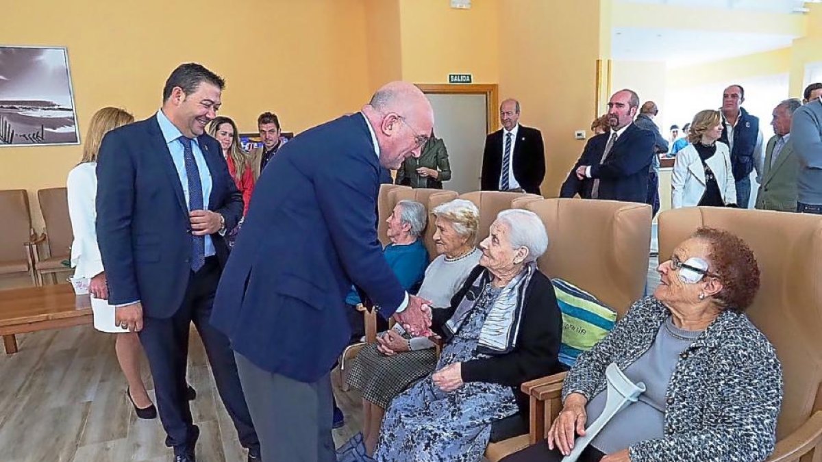 Jesús Julio Carnero durante el acto inaugural del nuevo centro de mayores de Fresno el Viejo.-EL MUNDO