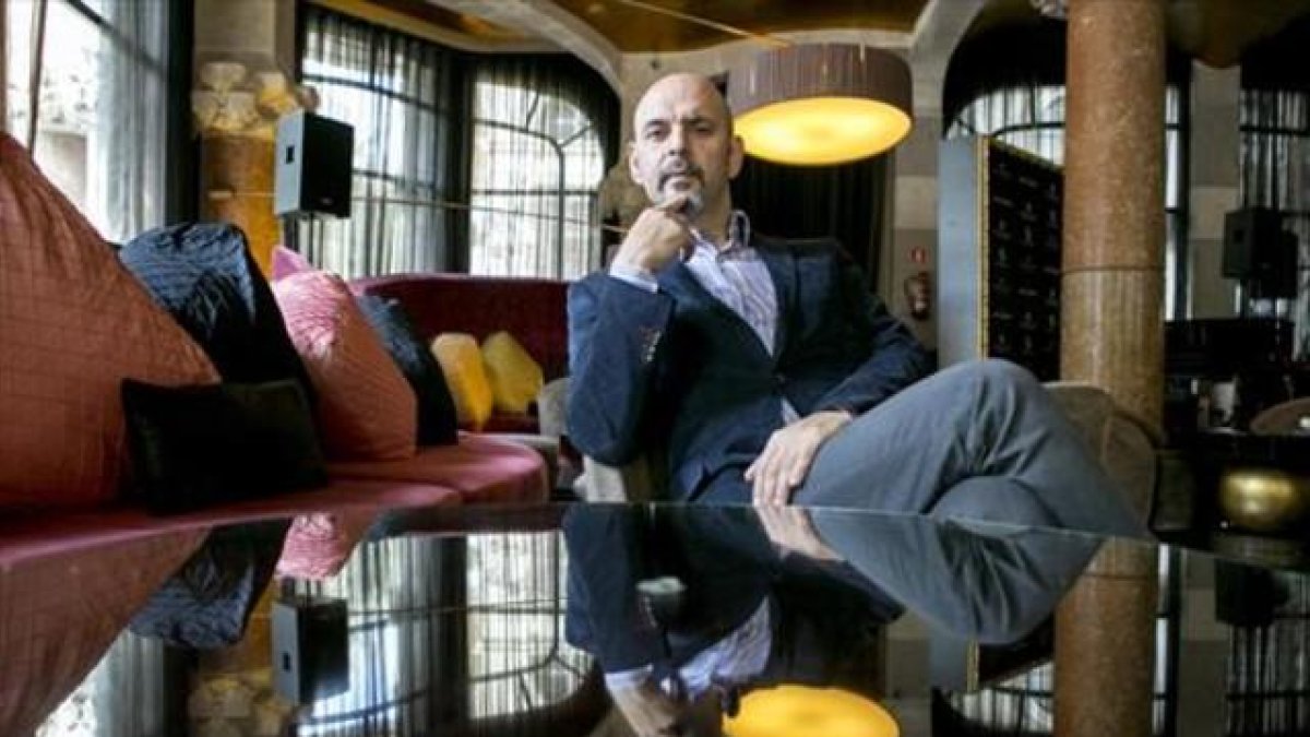 El escritor Daniel Estulin, fotografiado en la cafetería de un céntrico hotel de Barcelona.-FERRAN NADEU