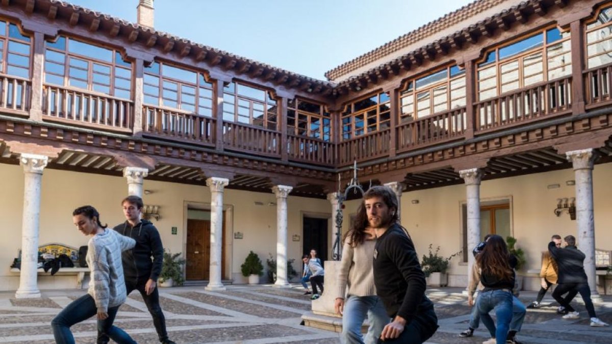 Integrantes de la compañía ‘Danzatz’, ayer, en el patio del Palacio Pimentel.-E. M