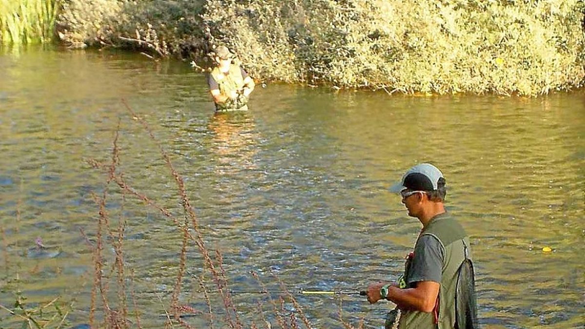 Dos aficionados, en el coto de Huchos de Villagonzalo II en una jornada de pesca.-L. FUENTE