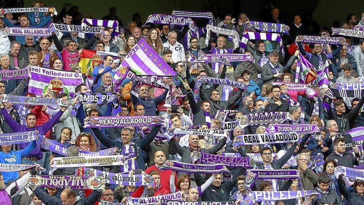 Aficionados pucelanos animan a su equipo en un partido.-J.M. LOSTAU