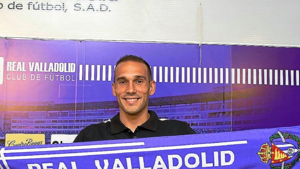 Nacho muestra la bufanda de su nuevo club, durante su presentación como jugador blanquivioleta.-ANDRÉS DOMINGO