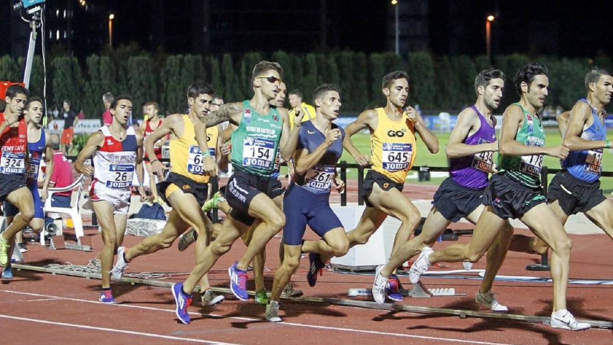 El vallisoletano Álvaro Rodríguez, rezagado tras Víctor Corrales (que lleva el dorsal 154) en la final de 1500 del Campeonato de España.-Juan Martí