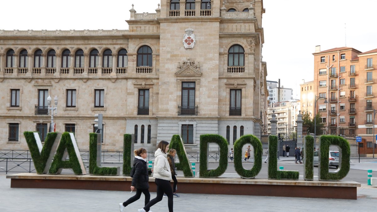Ciudadanos pasean por la Plaza de Zorrilla.