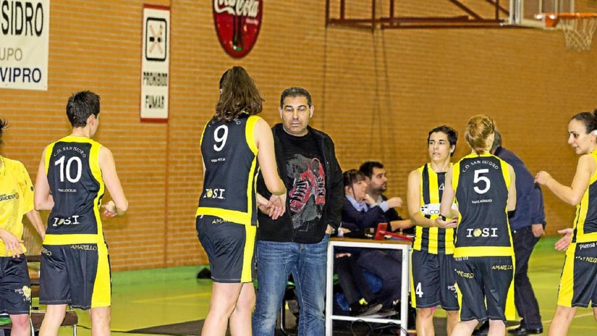 Malayo, entrenador de San Isidro, da instrucciones a su jugadora Soriano.-M.A.S.