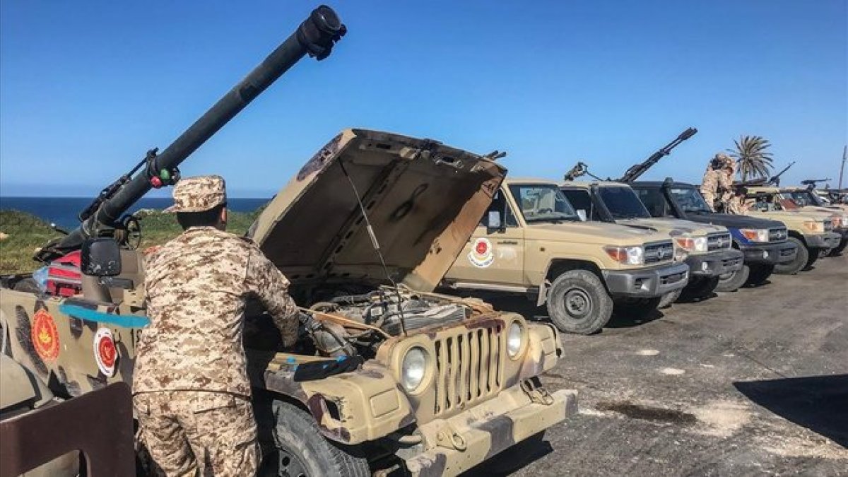 Fuerzas leales al Gobierno de Unidad Nacional, que apoya la ONU, llegan a un suburbio de Trípoli para hacer frente a la ofensiva del mariscal Hafter.-AFP / MAHMUD TURKIA