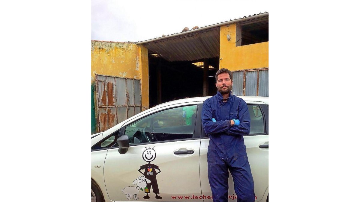 Borja Linage en una de las visitas que realiza a las explotaciones del Consorcio para recoger muestras.-E.M.