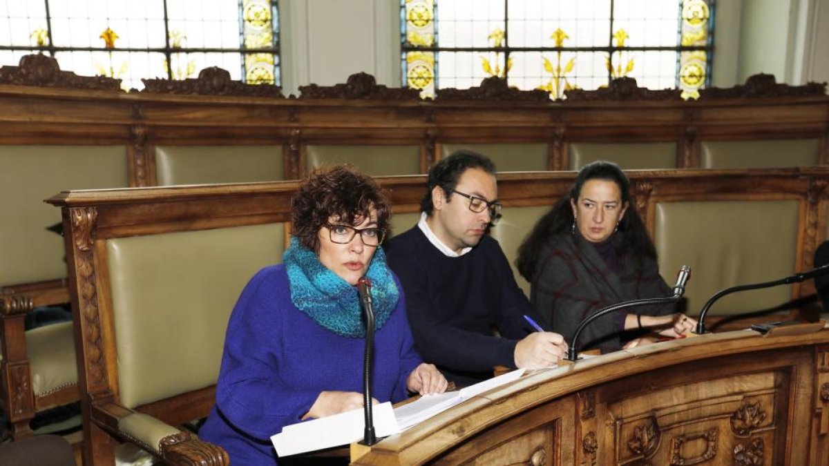 La portavoz de Sí Se Puede en el Ayuntamiento de Valladolid, Charo Chávez, durante el Pleno.-J.M.LOSTAU