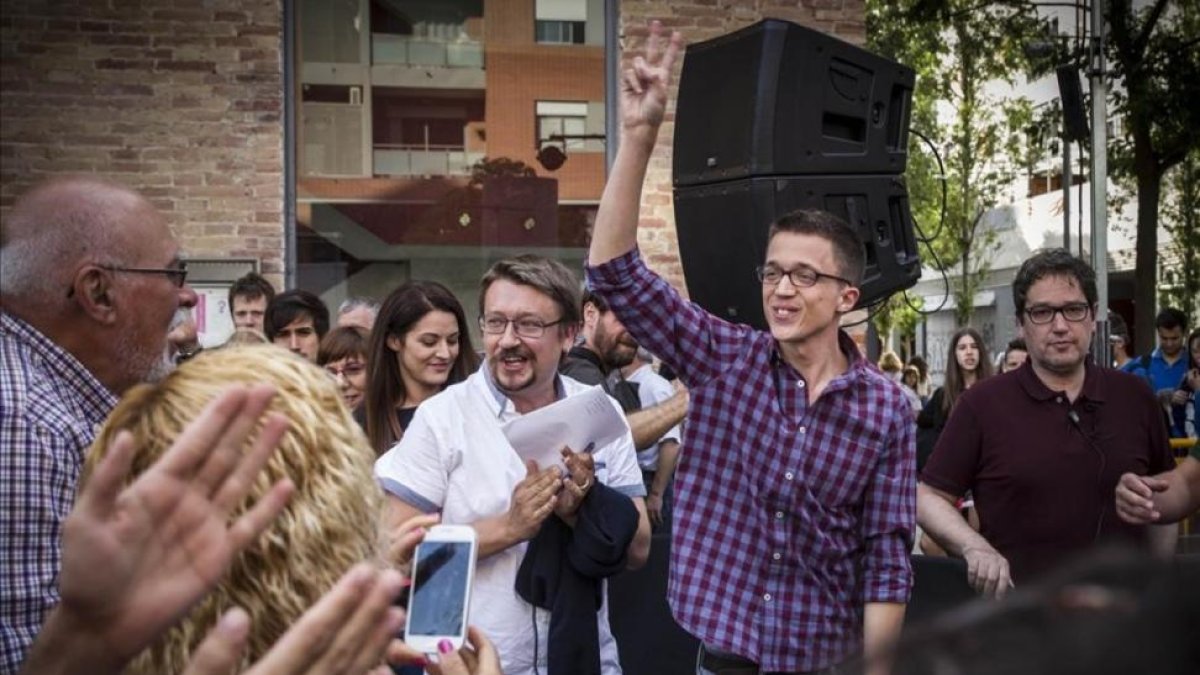 Iñigo Errejón junto a Xavier Domènech, en Barcelona.-CARLOS MONTAÑÉS