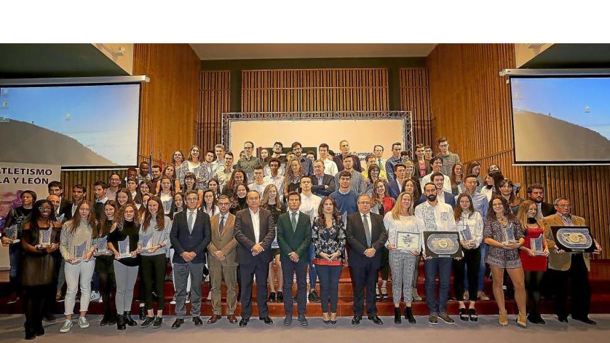 Foto de familia de galardonados en la XXVII Gala de Atletismo de Castilla y León celebrada en la Universidad Europea Miguel de Cervantes.-MONTSE ÁLVAREZ