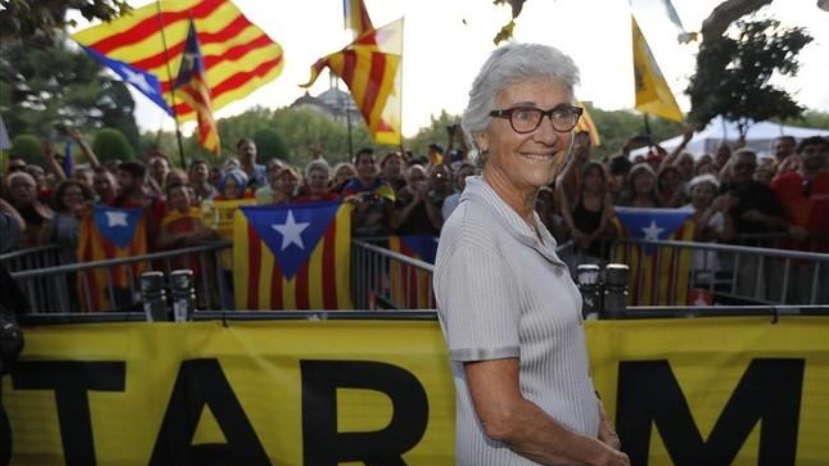 Muriel Casals tras aprobarse la Ley de Consultas en el Parlament en 2014.-JULIO CARBO