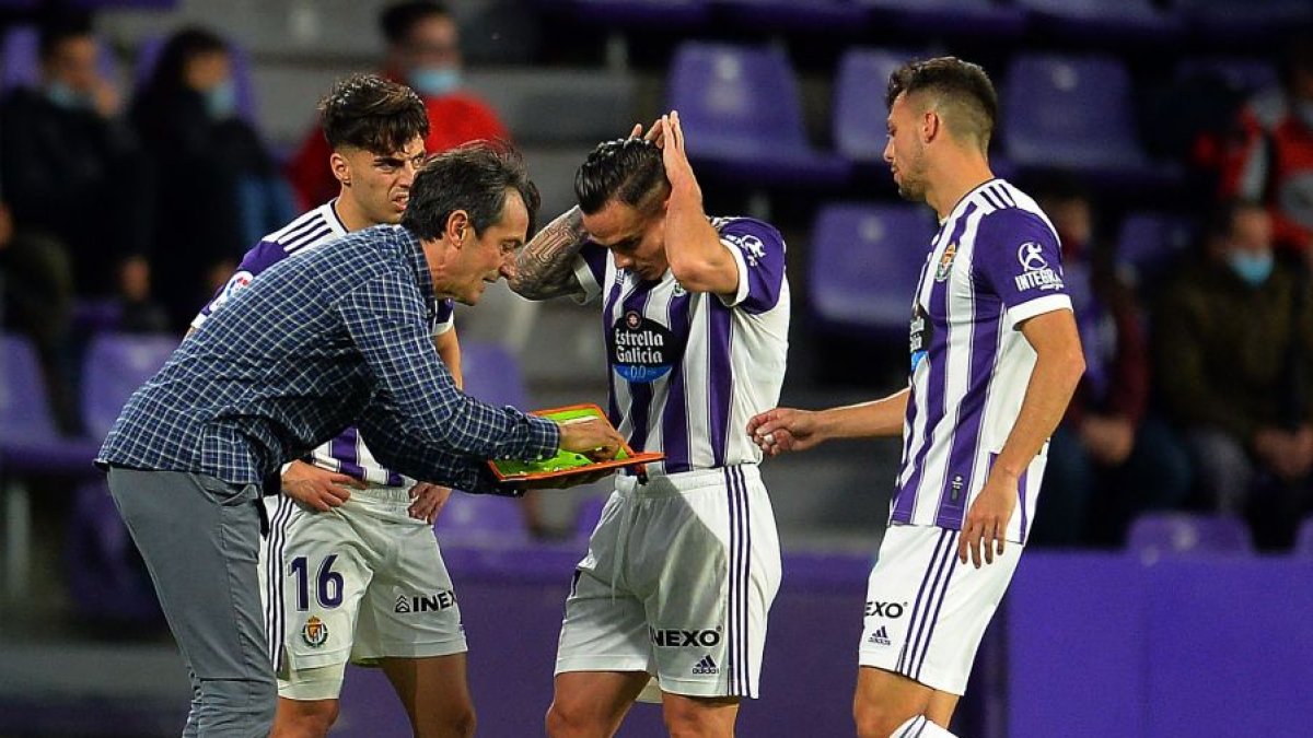 Pacheta da indicaciones a sus jugadores con la pizarra. / E.M.
