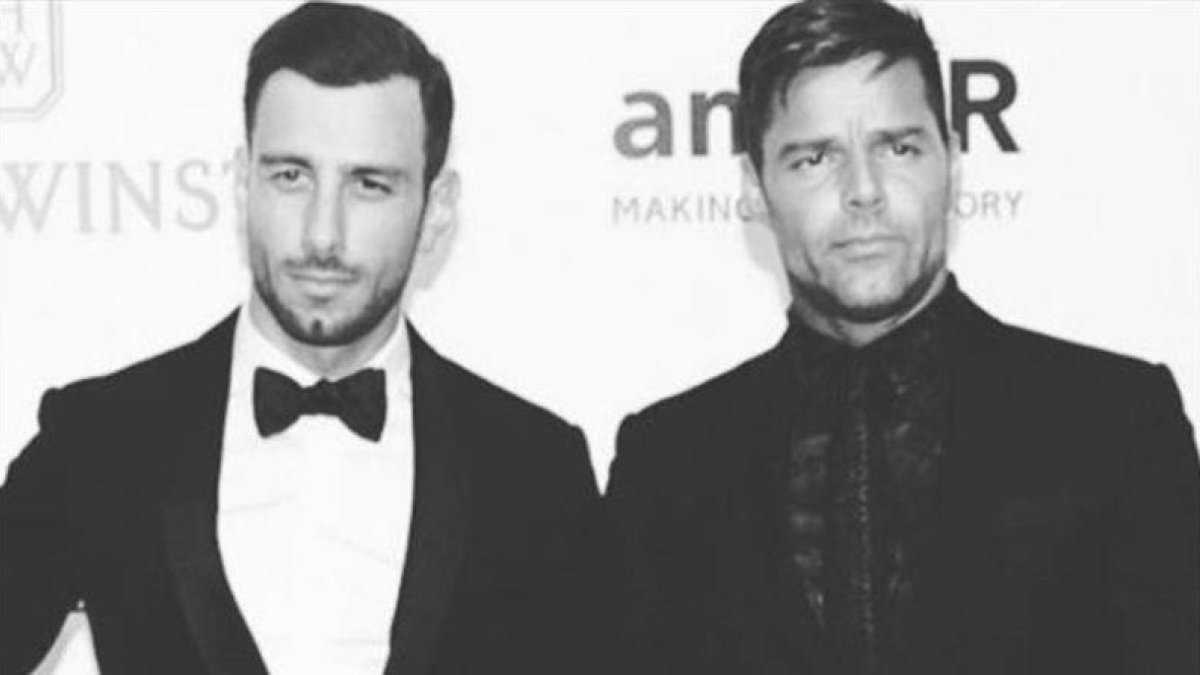 Ricky Martin posa junto a su prometido, el artista Jwan Yosef.-