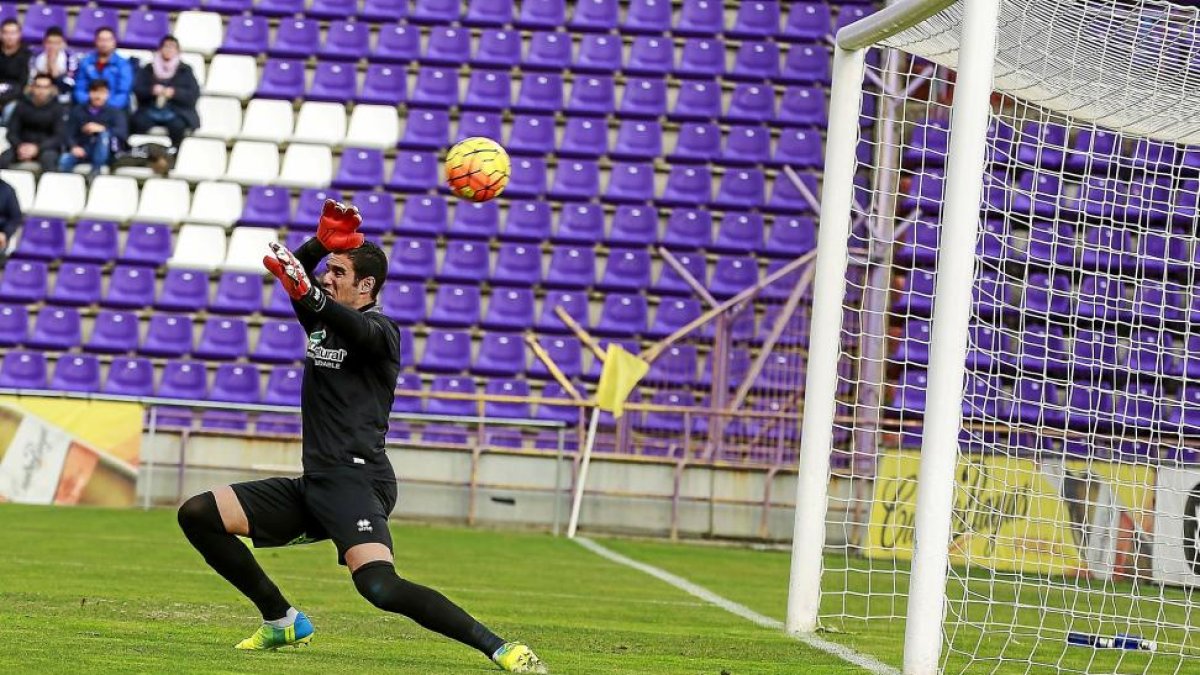 2-2. El portero del Numancia, Munir, se traga el disparo desde fuera del área de Roger.-MIGUEL ÁNGEL SANTOS