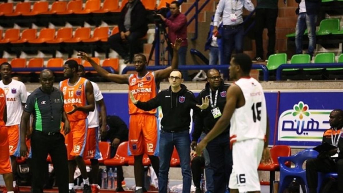 Hugo López, dirigiendo desde el banquillo del Recreativo de Libolo durante la final de la ‘Champions’ de África.-EL MUNDO