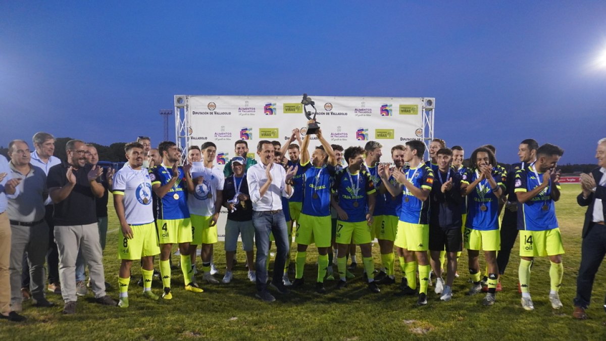 Atlético Tordesillas ganador del Trofeo Diputación. / MARINA MÁRQUEZ