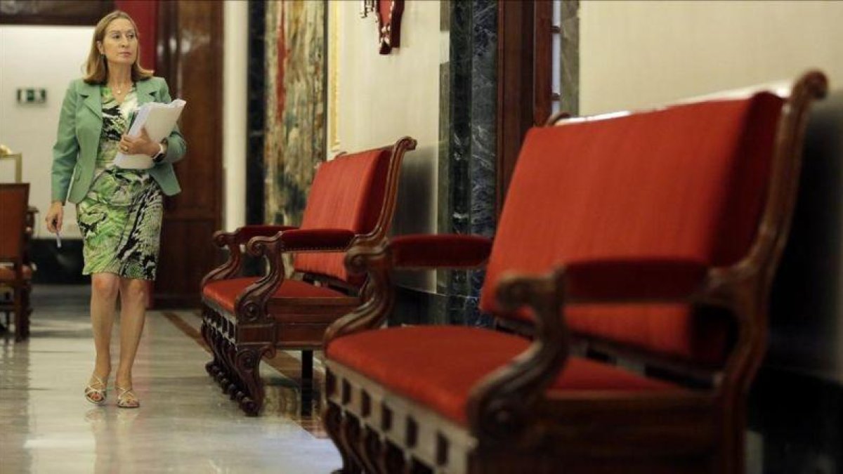 Ana Pastor se dirige a la reunión de la mesa del Congreso, este lunes.-JOSÉ LUIS ROCA