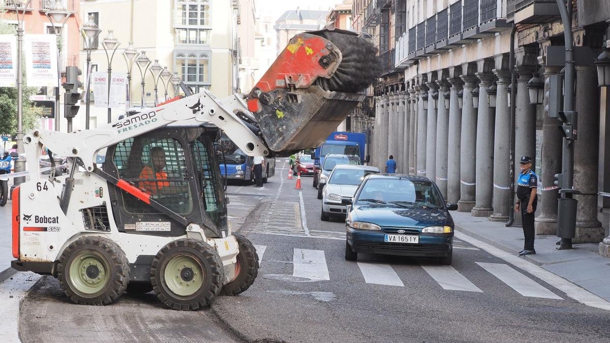 Atasco por las obras de asfaltado en Fuente Dorada.-PABLO REQUEJO