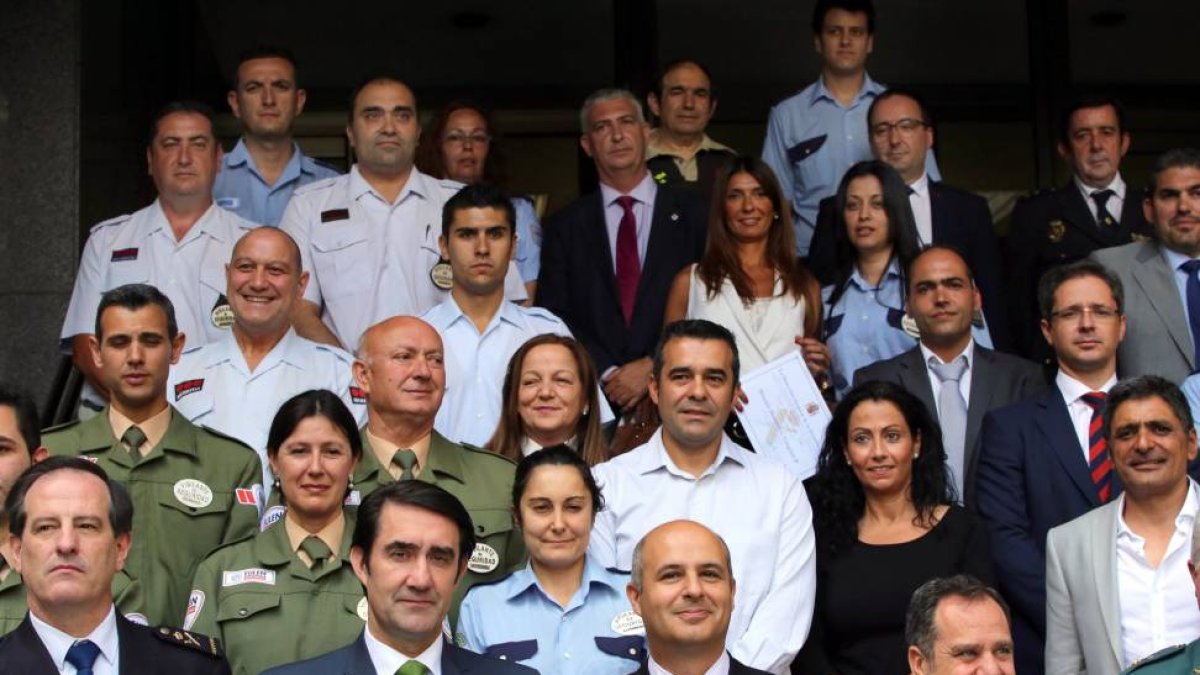 El delegado del Gobierno en Castilla y León, Juan Carlos Suárez-Quiñones, entrega las distinciones al sector de la seguridad privada que reconoce a personal o empresas que han colaborado con las Fuerzas y Cuerpos de Seguridad del Estado-Ical