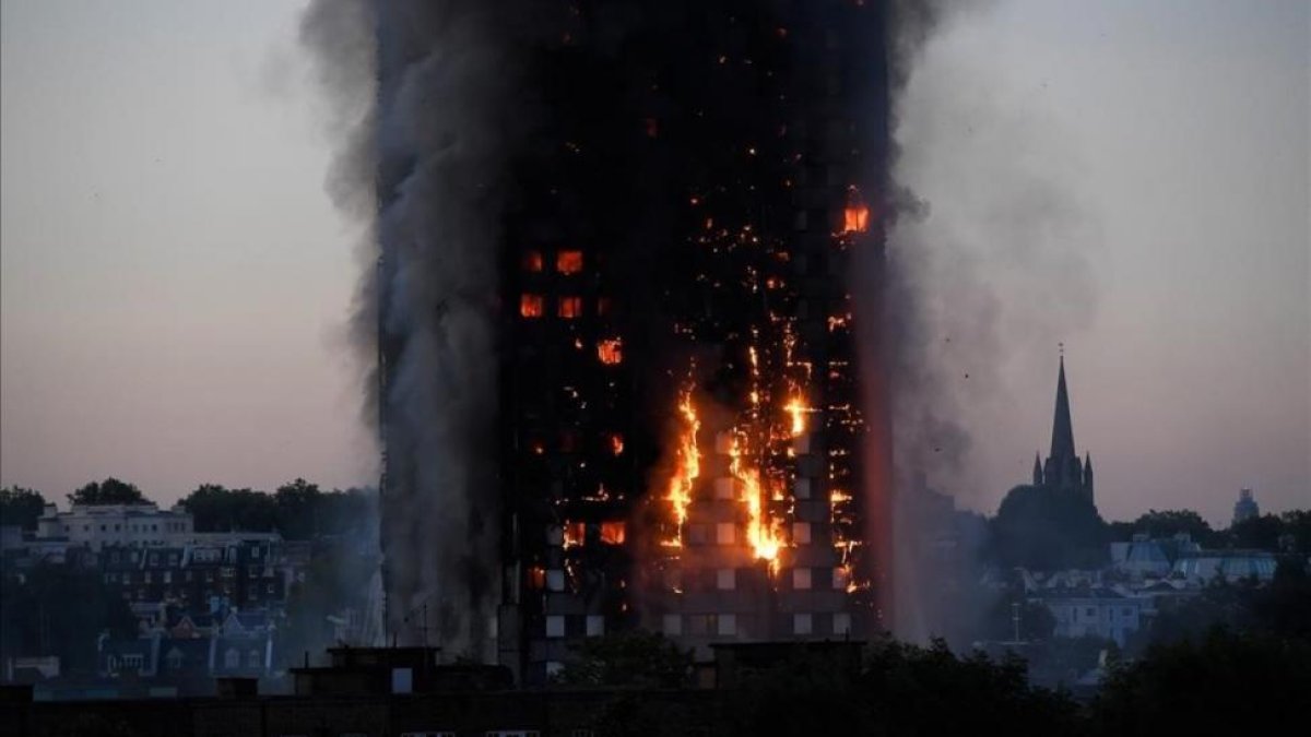 Las llamas y el humo en la torre en Latimer Road, al oeste de Londres.-EFE