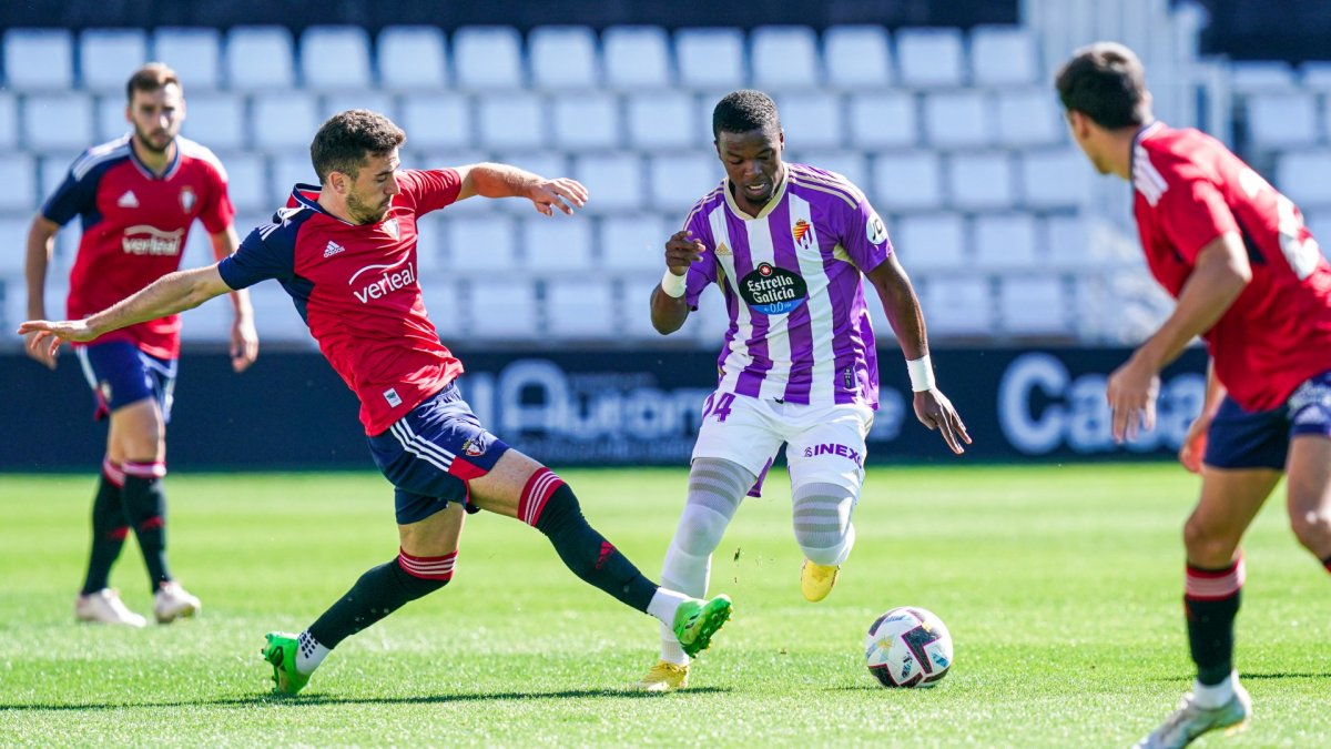 Malsa conduce el balón en el amistoso ante Osasuna. / D. B.