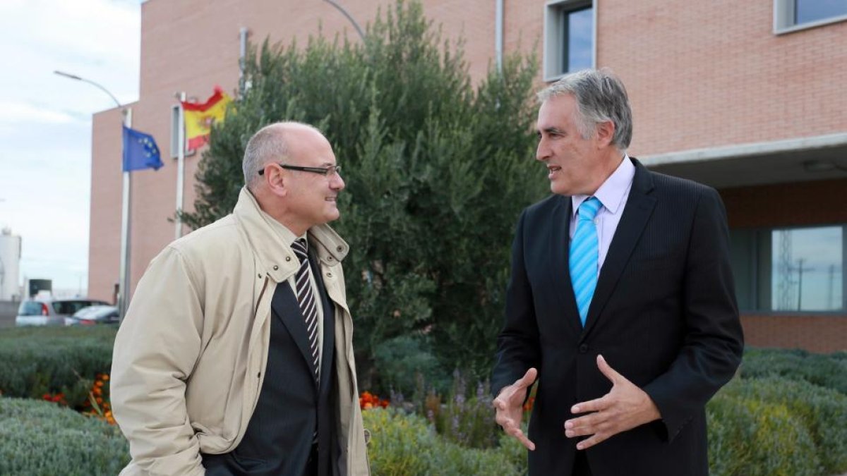 El subdelegado del Gobierno en Valladolid, Luis Antonio Gómez, participa en la clausura de las actividades del Programa Reincorpora. Junto a él, el director del Centro Penitenciario, Carlos Blanco.-ICAL