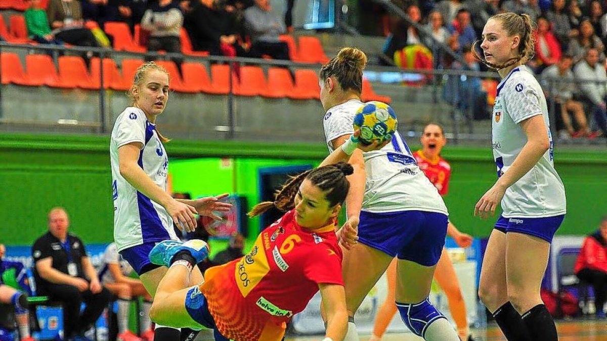 Eli Cesáreo tira desde el pivote en un partido con la selección española júnior.-E.M.
