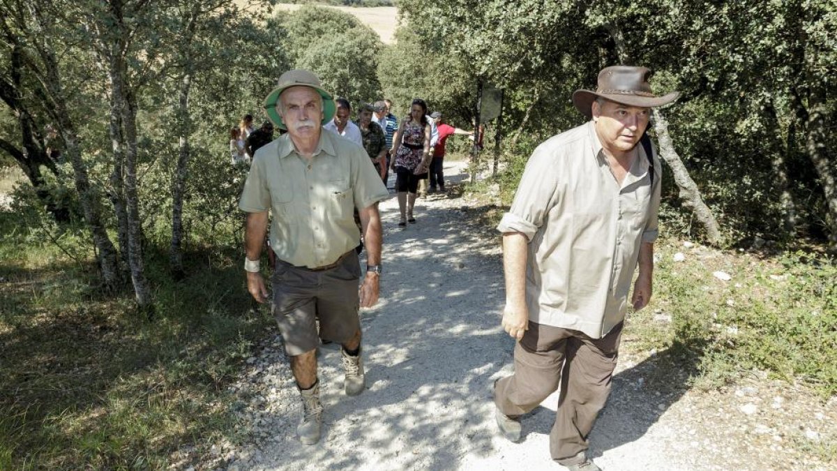 Eudald Carbonell recorre el sendero botánico junto al director del Aula de Medio Ambiente de la Fundación Caja de Burgos, Miguel Ángel Pinto.-SANTI OTERO
