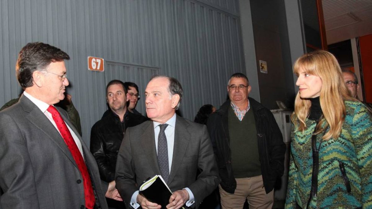 El PP de Segovia celebra un panel sobre economía y empleo en el marco de la Convención Provincial Abierta 'Hacemos Segovia'. Asiste, el consejero de Economía y Empleo, Tomás Villanueva junto al presidente del PP de Segovia, Francisco Vázquez (I)-Ical