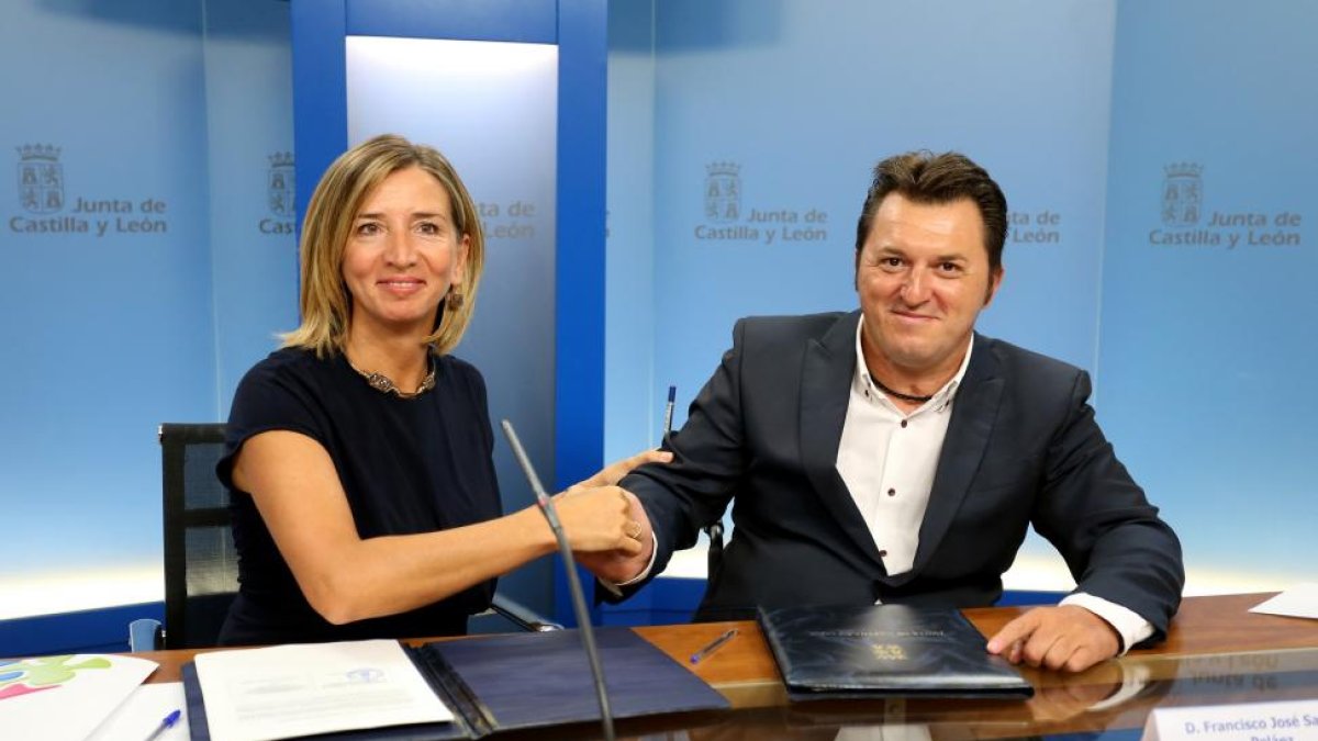La consejera de Familia e Igualdad de Oportunidades, Alicia García, y el presidente de Predif Castilla y León, Francisco Sardón, firman un convenio de colaboración y presentan el proyecto 'Itinerarios de inserción laboral en asistencia personal'-ICAL