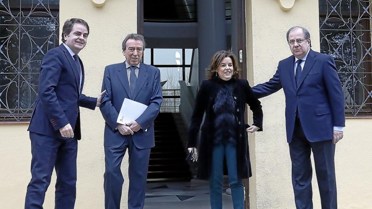 Roberto Bermúdez de Castro, José Antonio de Santiago-Juárez, Soraya Sáenz de Santamaría y Juan Vicente Herrera en la puerta de la Presidencia.-J. M. LOSTAU