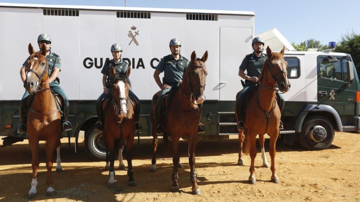 Miembros del Escuadrón de Caballería de la Guardia Civil, recorren tramos del Camino de Santiago en la provincia de León para asegurar y prestar apoyo a los peregrinos.-ICAL