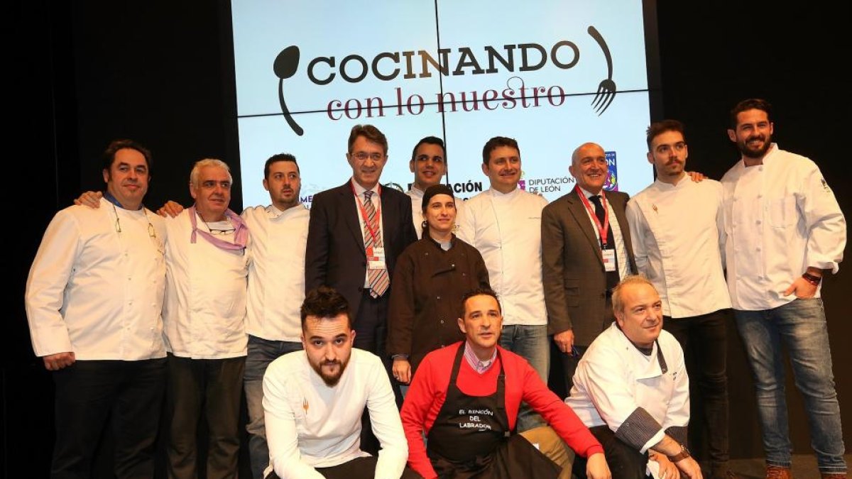 Los cocineros participantes en ‘Cocinando con lo nuestro’ acomapañados de Jesús Julio Carnero y Fernando Martínez Majo.-ICAL