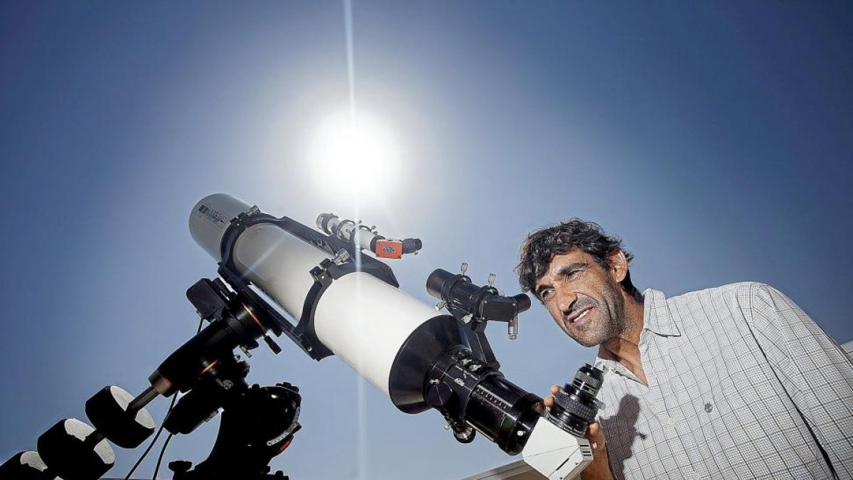 Jon Teus, director del centro astronómico de Tiedra, encargado de organizar y dirigir la actividad.-J. C. CASTILLO