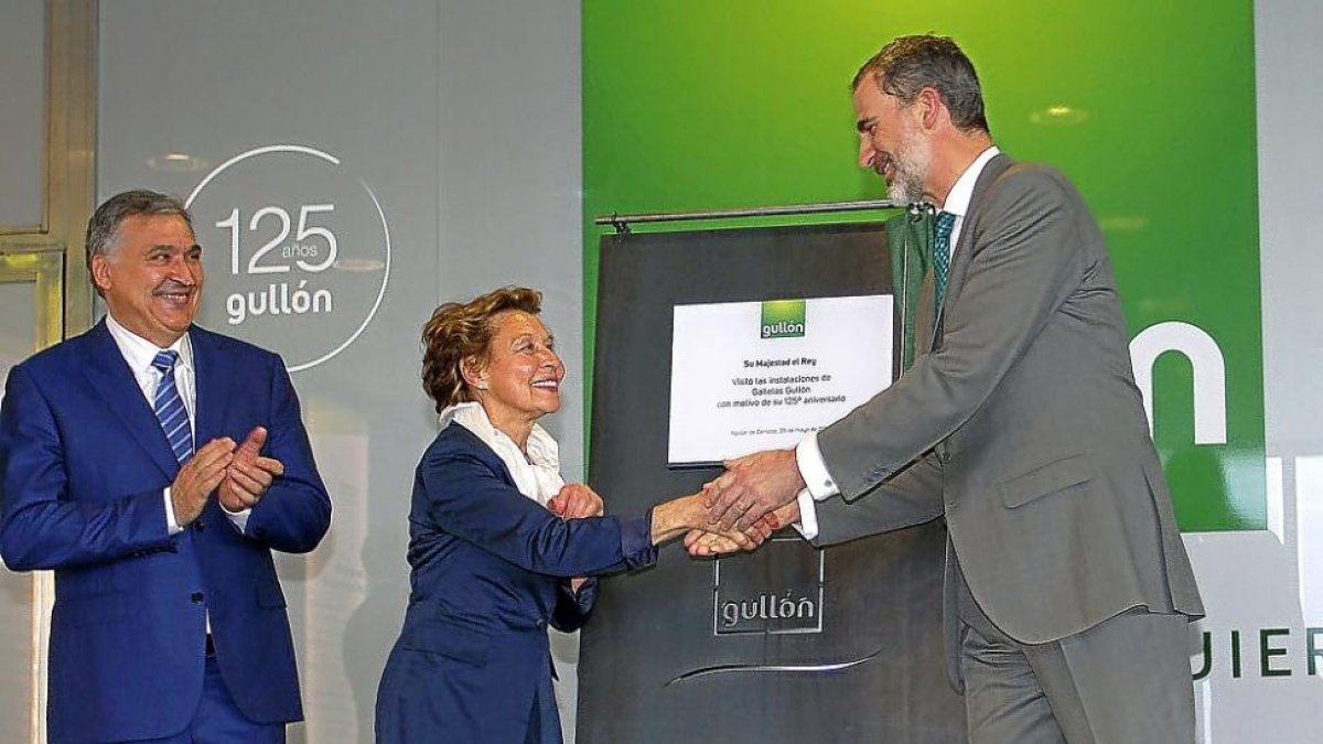 El Rey salua a María Teresa Rodríguez en presencia de Juan Miguel Martínez Gabaldón tras descubrir una placa conmemorativa de la vista a Gullón con motivo del 125 aniversario.-ICAL