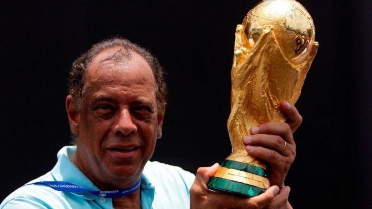Carlos Alberto, sosteniendo la Copa del Mundo ganada en 1970, posa en Río de Janeiro en el 2010.-REUTERS / BRUNO DOMINGOS