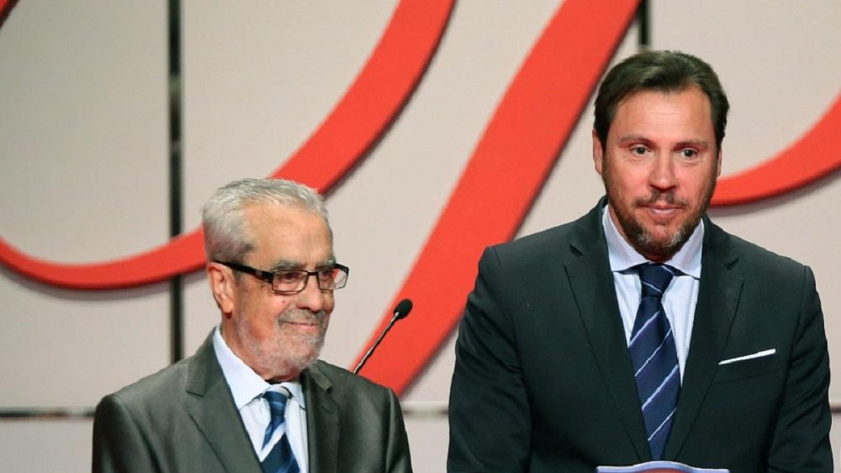 El alcalde de Valladolid, Óscar Puente (C), y el ex alcaldes Tomás Rodríguez Bolaños, recogen el Premio Castilla y León de las Artes, concedido a la Semana Internacional de Cine de Valladolid-ICAL
