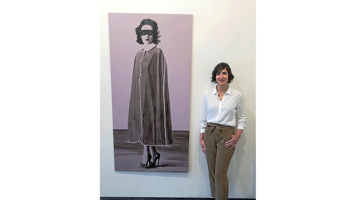 Cristina Toledo junto a la imagen de una mujer con tacones imposibles.-PHOTOGENIC