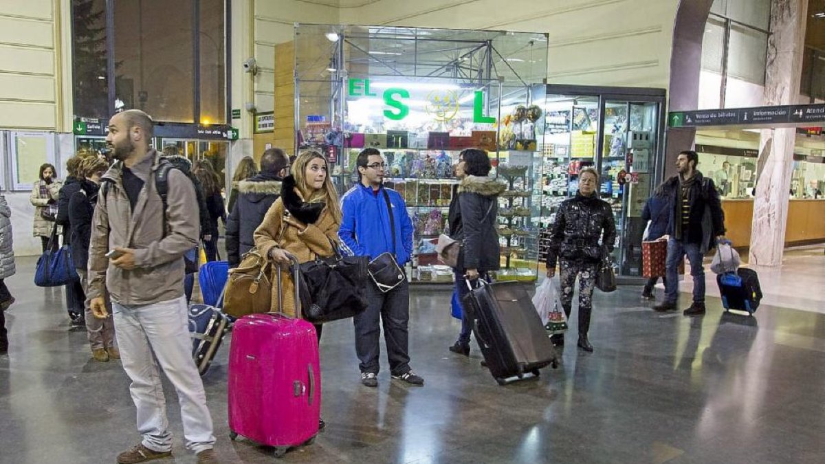 Viajeros esperan la llegada de su tren en la estación de Campo Grande.-PHOTOGENIC