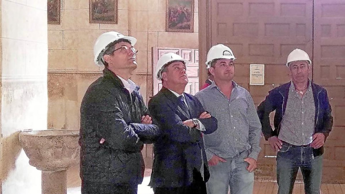 El delegado de la Junta, Pablo Trillo, visita las obras junto al alcalde de Pedrosa del Rey, Ramón Fernández.-EL MUNDO