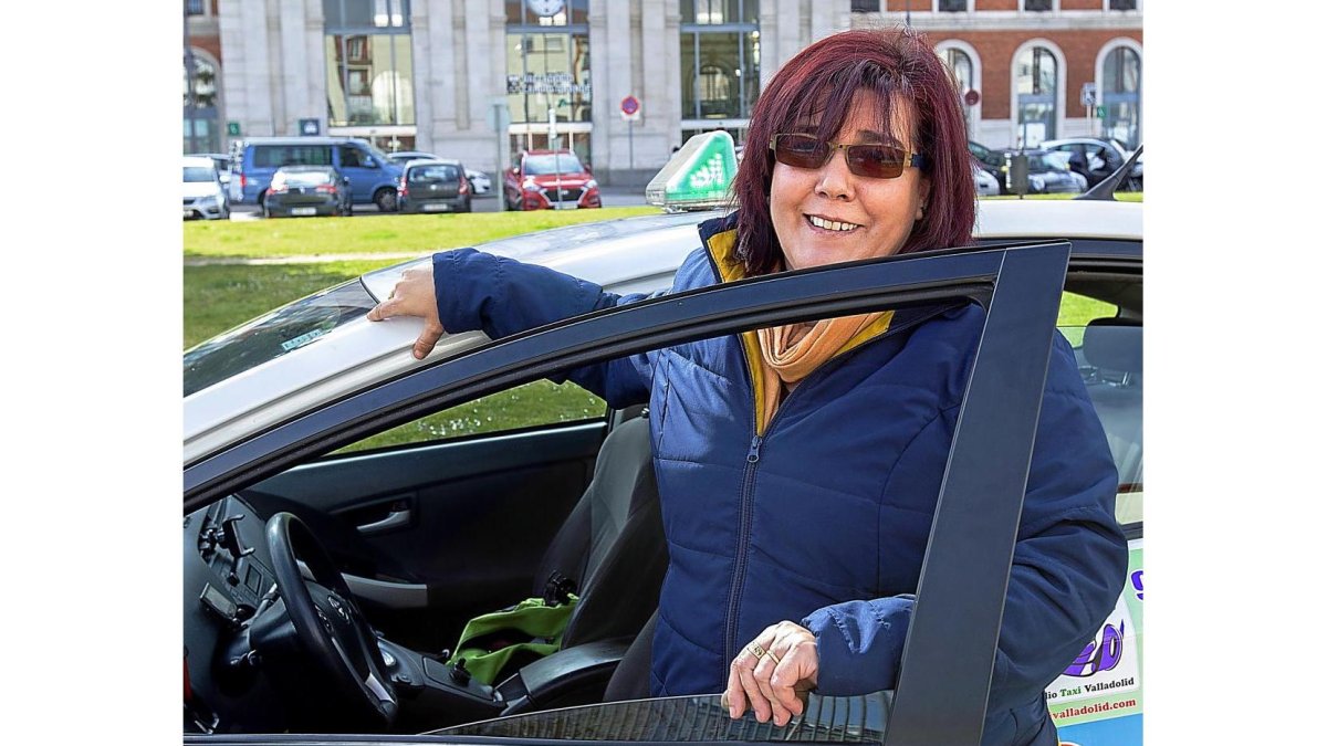 Yolanda Rodríguez con su taxi.-J. M. LOSTAU