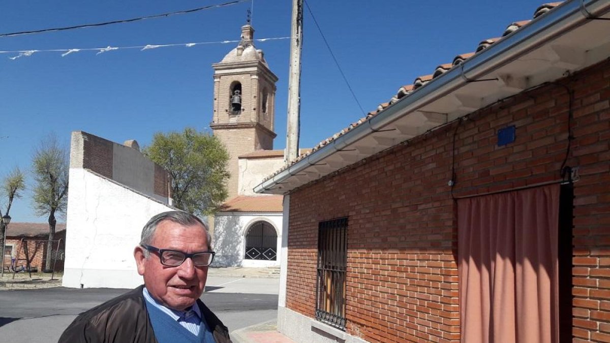 El alcade de Cantiveros, Claudino García Martín, con la iglesia del pueblo de fondo.-A. GARCÍA