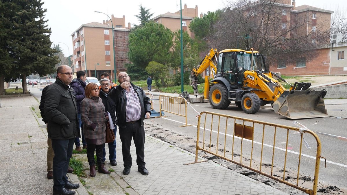 El concejal de Movilidad y Espacio Urbano de Valladolid, Luis Vélez, visita las obras de la calle Ecuador. - AYUNTAMIENTO DE VALLADOLID